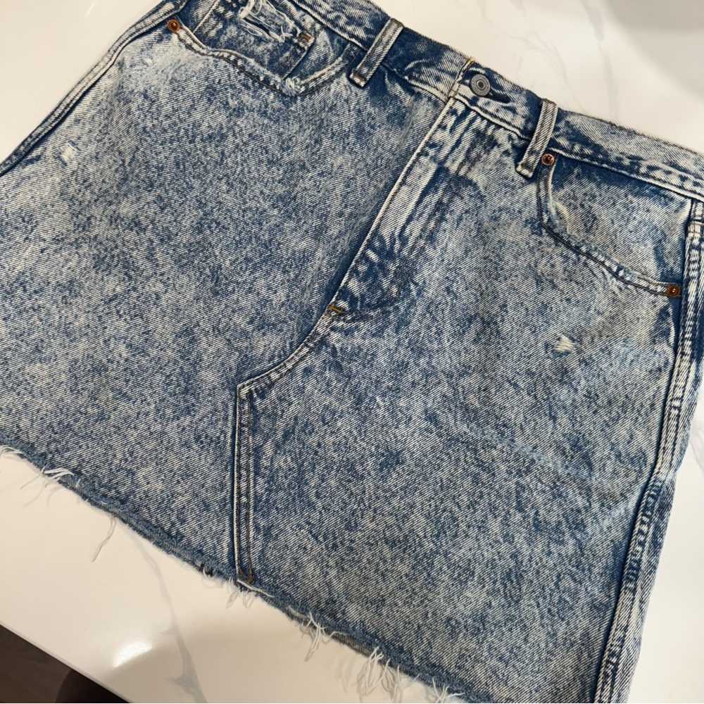 Abercrombie & Fitch Natural Rise Denim Skirt Acid Wash Raw Hem Distressed Size 8 - Picture 2 of 4